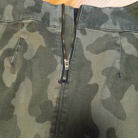 White House Black Market Camo Flounce Hem Boot Women's Skirt Size 6 - Picture 7 of 13